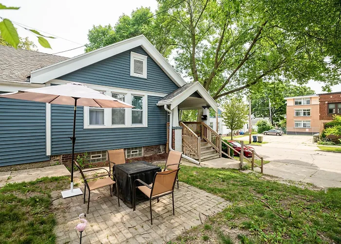 East Side Spa Retreat Near Lake